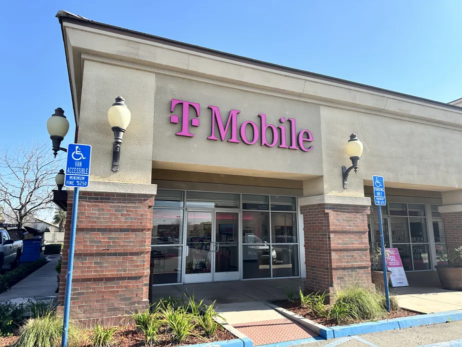  Exterior photo of T-Mobile Store at Gosford Rd & Shower Springs St, Bakersfield, CA 