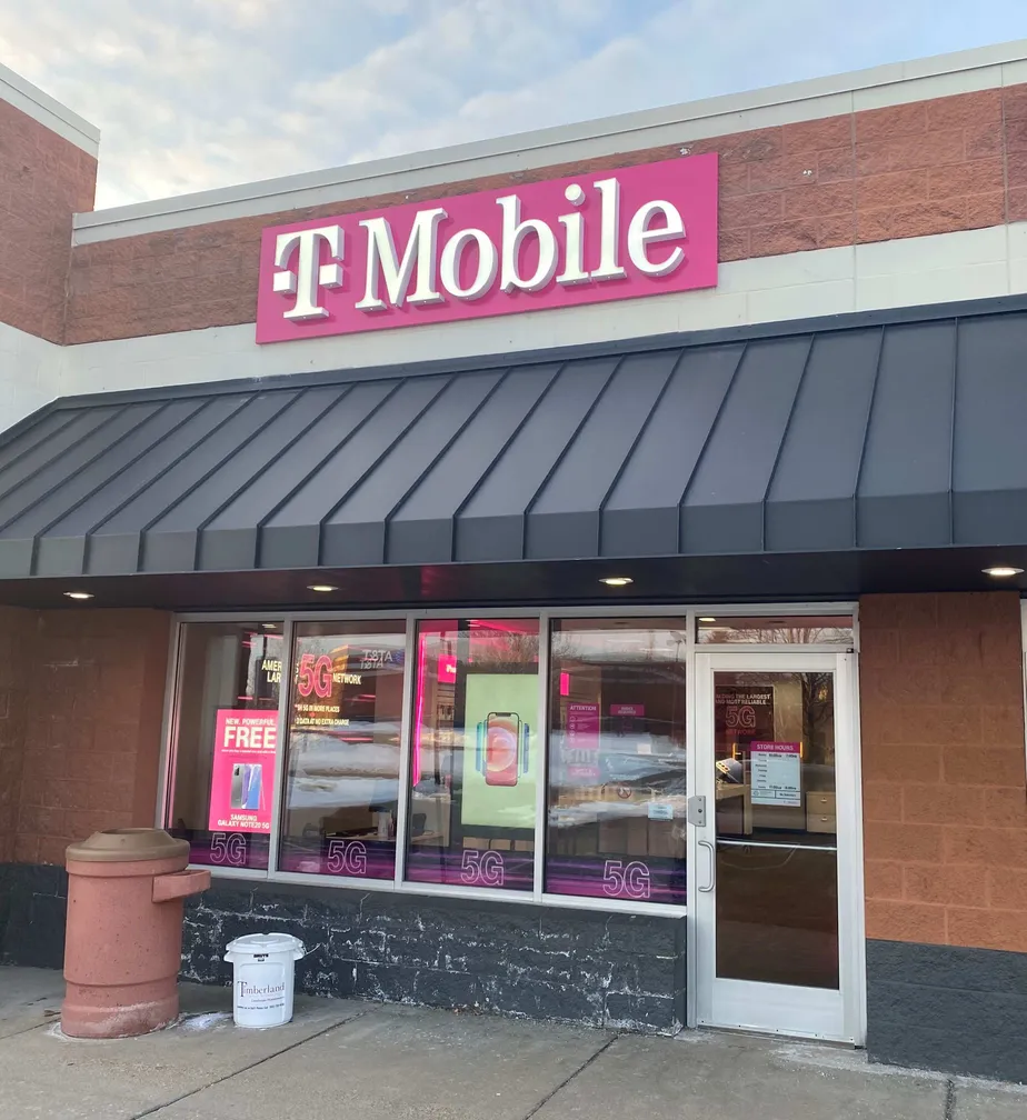 Exterior photo of T-Mobile store at Vierling Dr E & Kennsington Dr, Shakopee, MN
