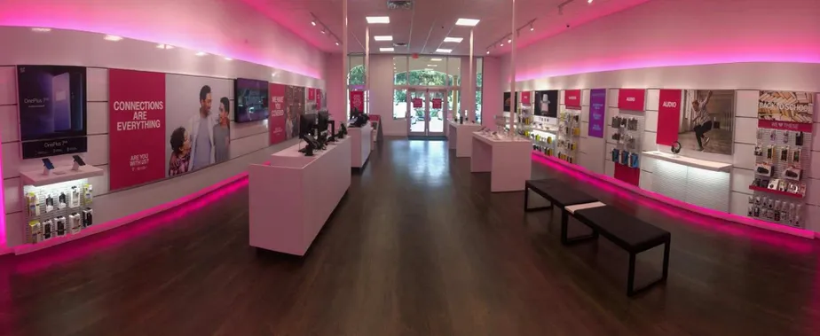 Foto del interior de la tienda T-Mobile en Coral Ridge Dr & Holmberg Rd, Coral Springs, FL