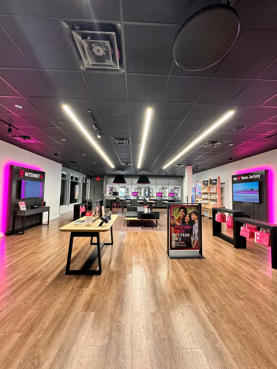 Foto del interior de la tienda T-Mobile en Route 440 & New Hook Rd, Bayonne, NJ