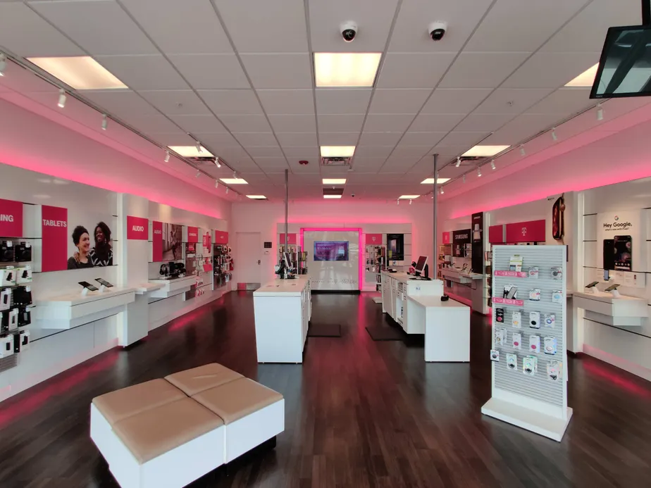 Foto del interior de la tienda T-Mobile en S Boulder & 287, Lafayette, CO