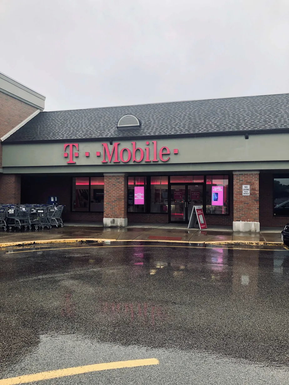  Exterior photo of T-Mobile store at Hollywood Blvd & Stanton Blvd, Steubenville, OH 