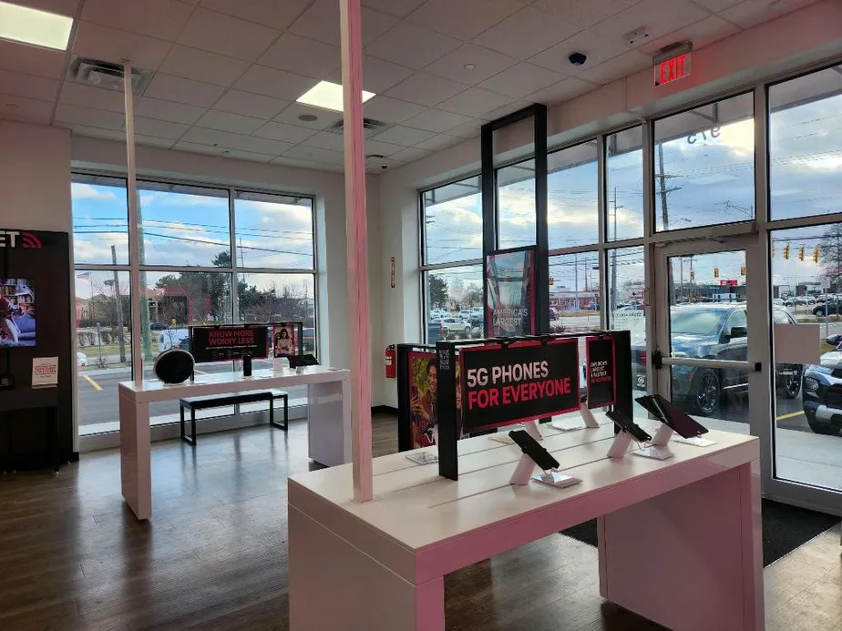  Interior photo of T-Mobile Store at Rochester & Avon, Rochester Hills, MI 