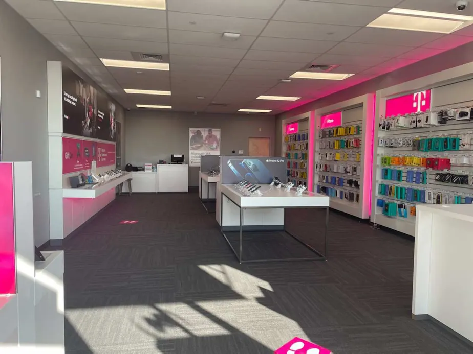 Foto del interior de la tienda T-Mobile en Main St & US Hwy 250 E, Ashland, OH