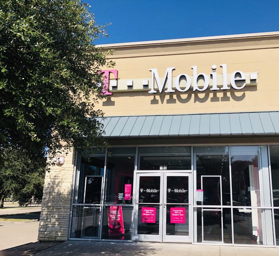 Exterior photo of T-Mobile Store at Hwy 77 & Indian Drive, Waxahachie, TX