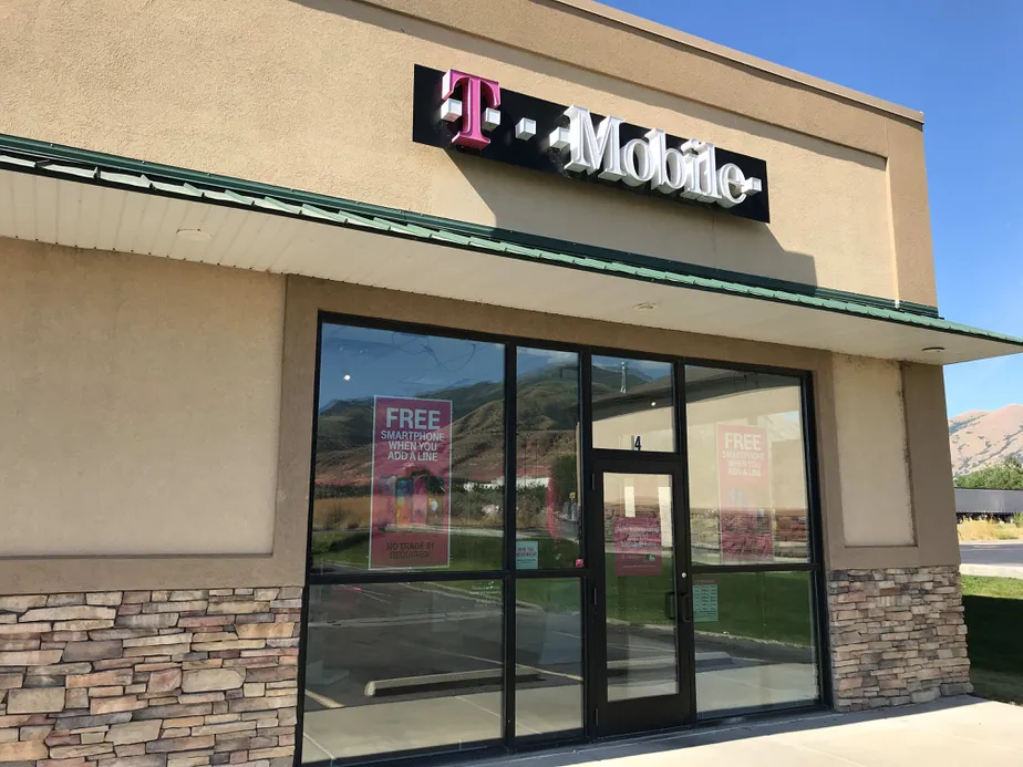 Foto del exterior de la tienda T-Mobile en 1150 S & Main, Brigham City, UT