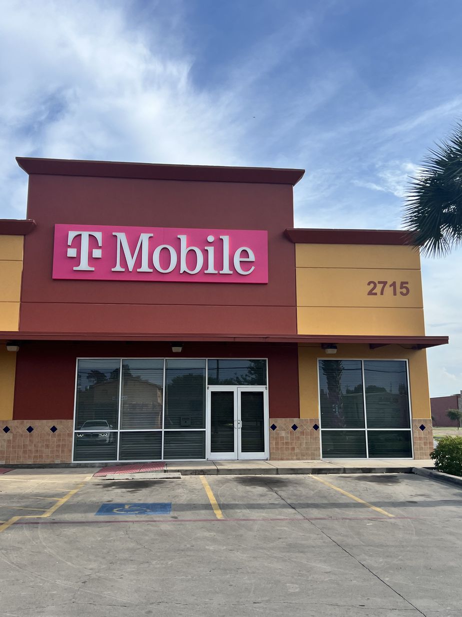 Exterior photo of T-Mobile Store at Boca Chica, Brownsville, TX
