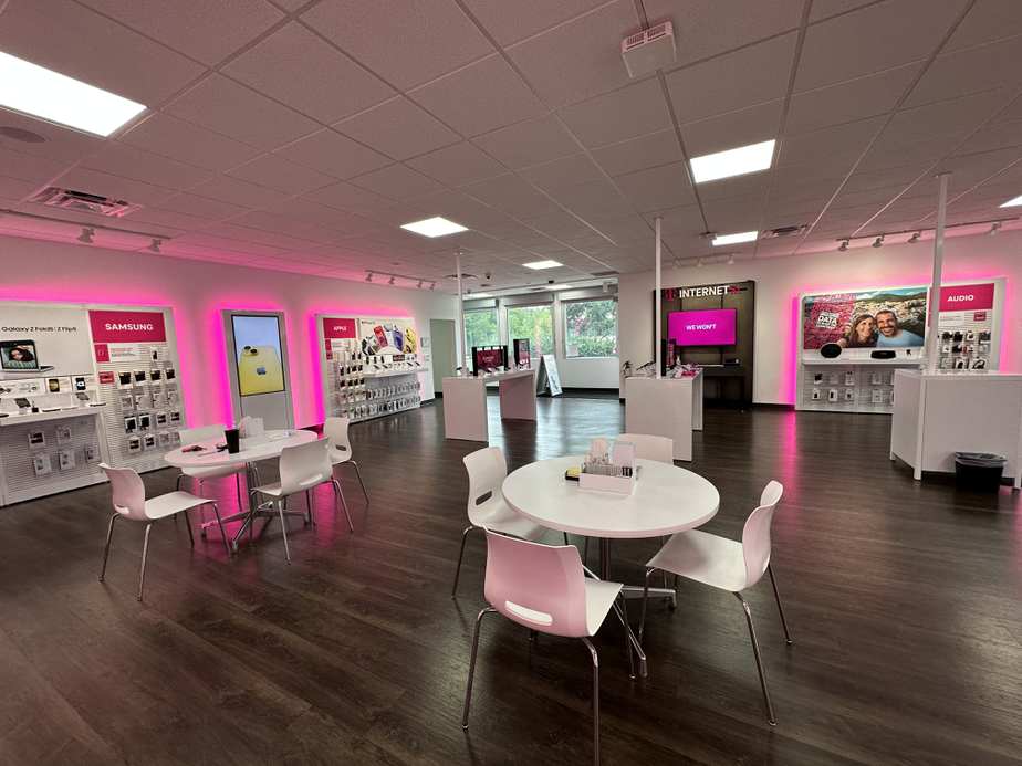 Interior photo of T-Mobile Store at N Bluff Dr & University Ave, Fulton, MO