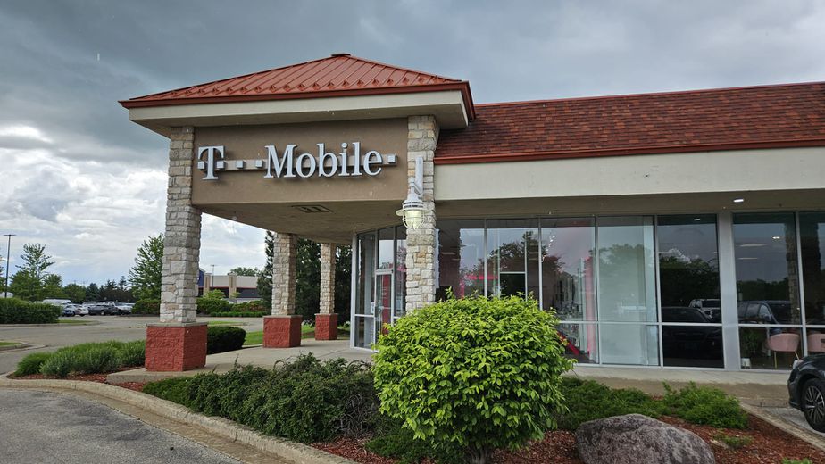 Exterior photo of T-Mobile Store at Franklin - Riverwood Blvd, Franklin, WI