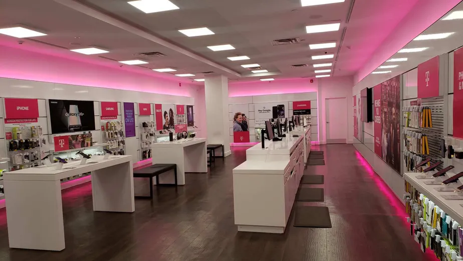 Foto del interior de la tienda T-Mobile en Salmon Run Mall 4, Watertown, NY