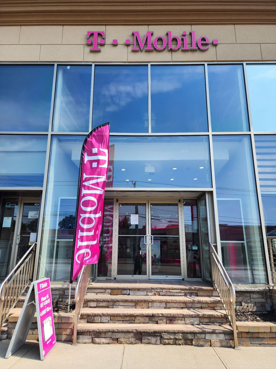 Exterior photo of T-Mobile Store at Jericho Tnpk & Florence Ave, Syosset, NY