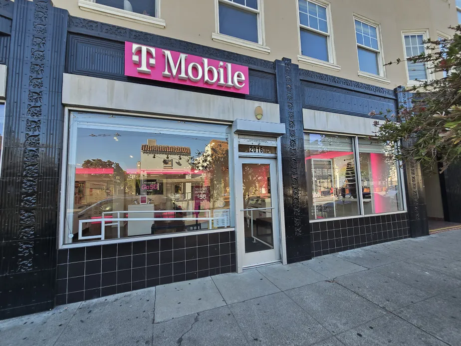 Foto del exterior de la tienda T-Mobile en Chestnut St & Fillmore St, San Francisco, CA