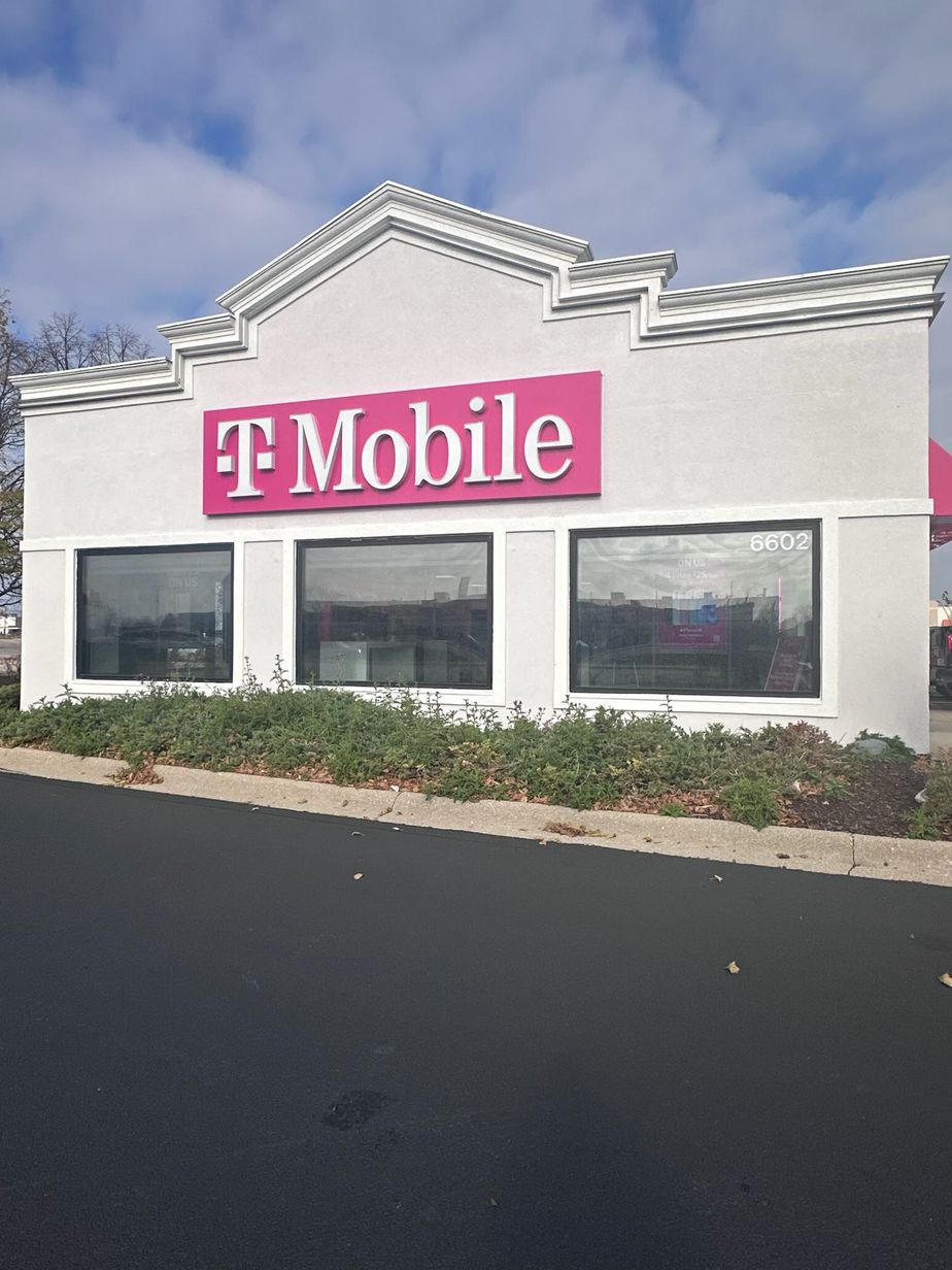 Exterior photo of T-Mobile Store at E State St & Mid America Dr, Rockford, IL