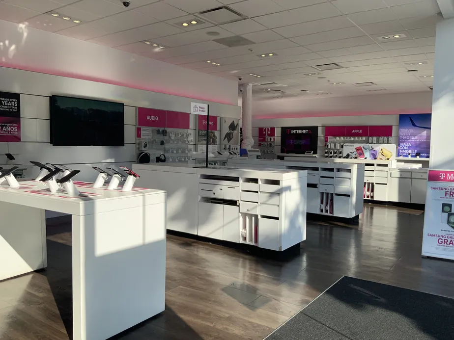 Foto del interior de la tienda T-Mobile en Southern Blvd & E 163rd St, Bronx, NY