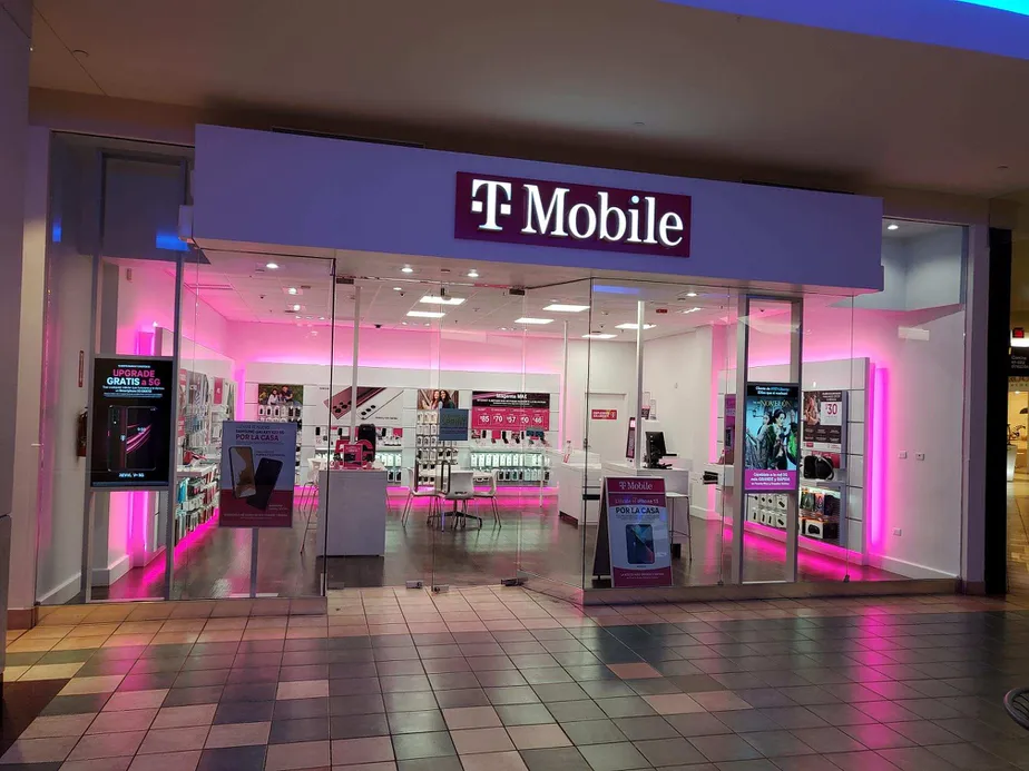 Foto del exterior de la tienda T-Mobile en Plaza Las Americas Mall, San Juan, PR