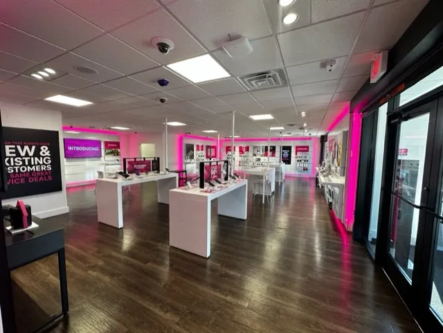  Interior photo of T-Mobile Store at East Town, Green Bay, WI 