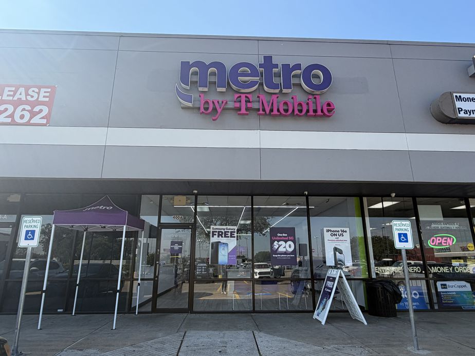Metro by T-Mobile 900 S Wayside Dr - 900 S Wayside Dr 