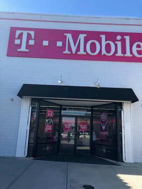 Foto del exterior de la tienda T-Mobile en E Palmdale & 20th St E, Palmdale, CA
