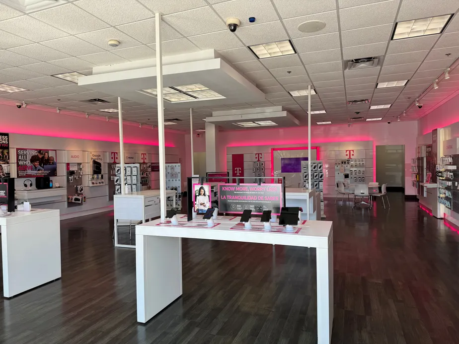 Foto del interior de la tienda T-Mobile en Beach & Hodges, Jacksonville, FL