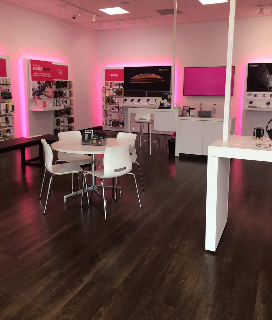 Foto del interior de la tienda T-Mobile en Gull Rd & Lake Crest Drive, Kalamazoo, MI