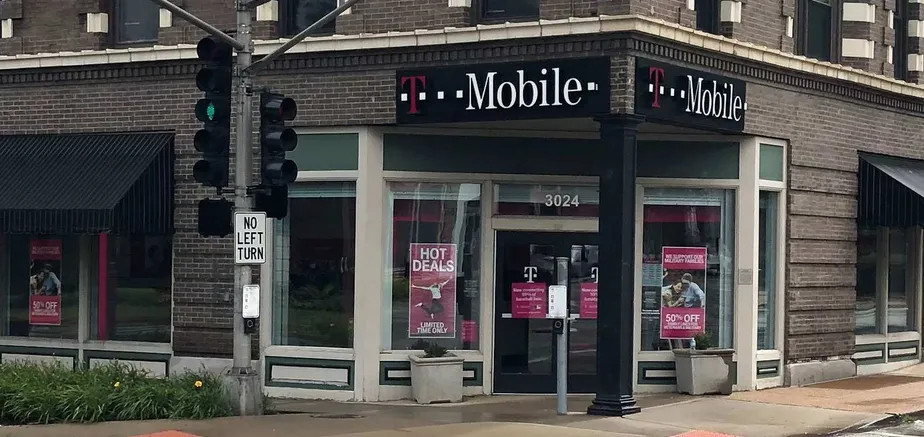 Exterior photo of T-Mobile store at Arsenal & S. Grand, St. Louis, MO