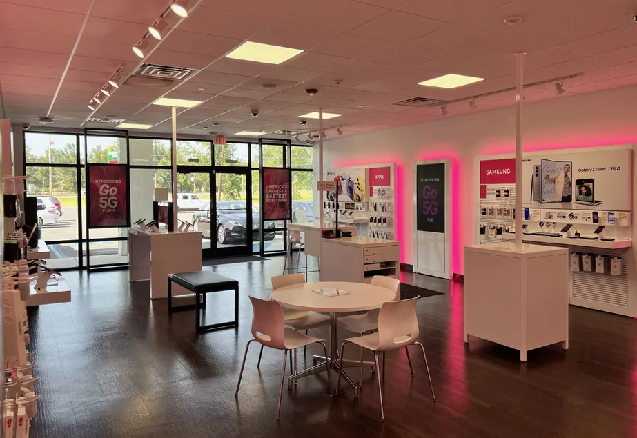 Interior photo of T-Mobile Store at US 90 & Coronador Dr, Luling, LA