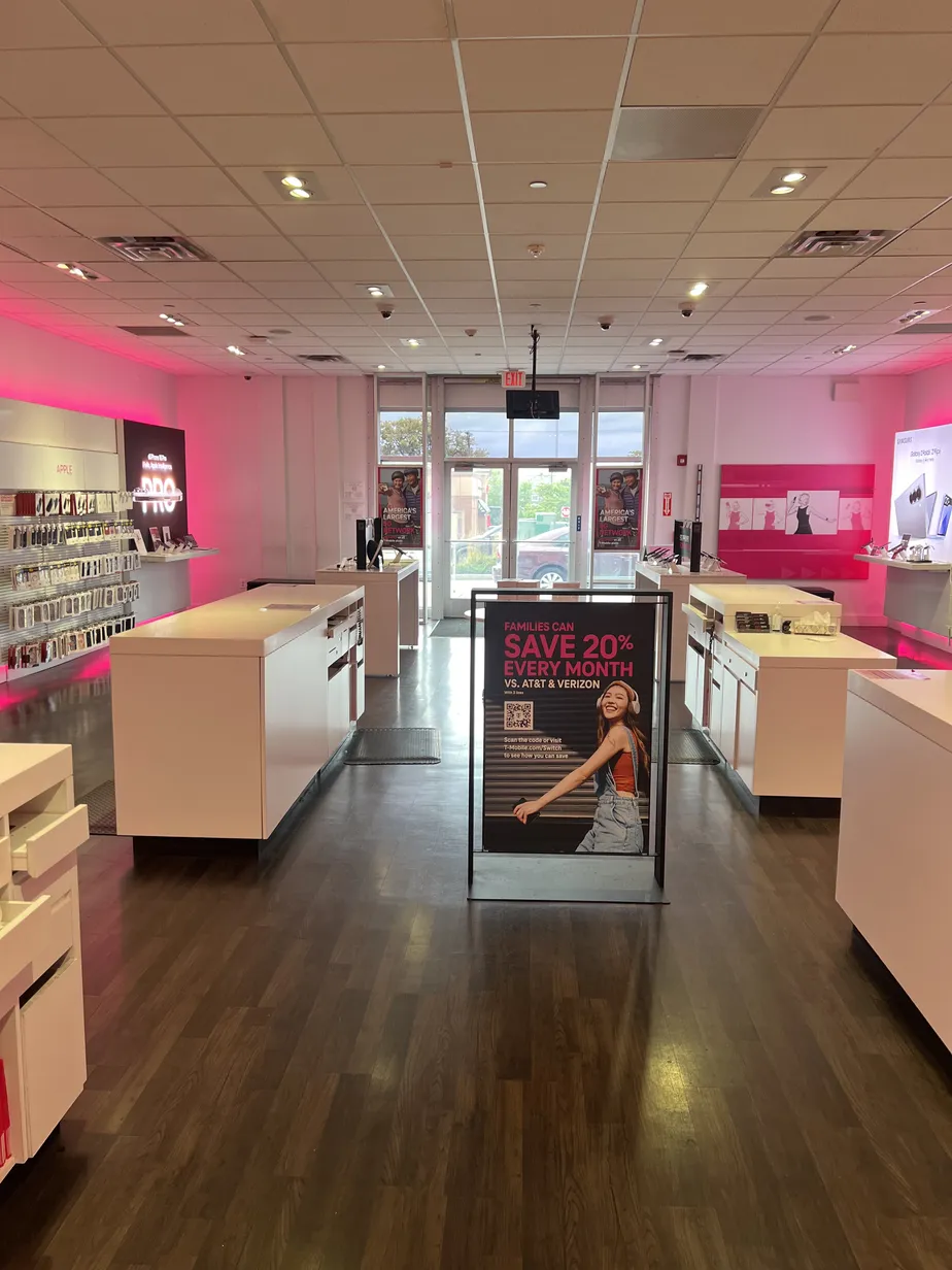  Interior photo of T-Mobile Store at Cheltenham & Ogontz Ave, Wyncote, PA 