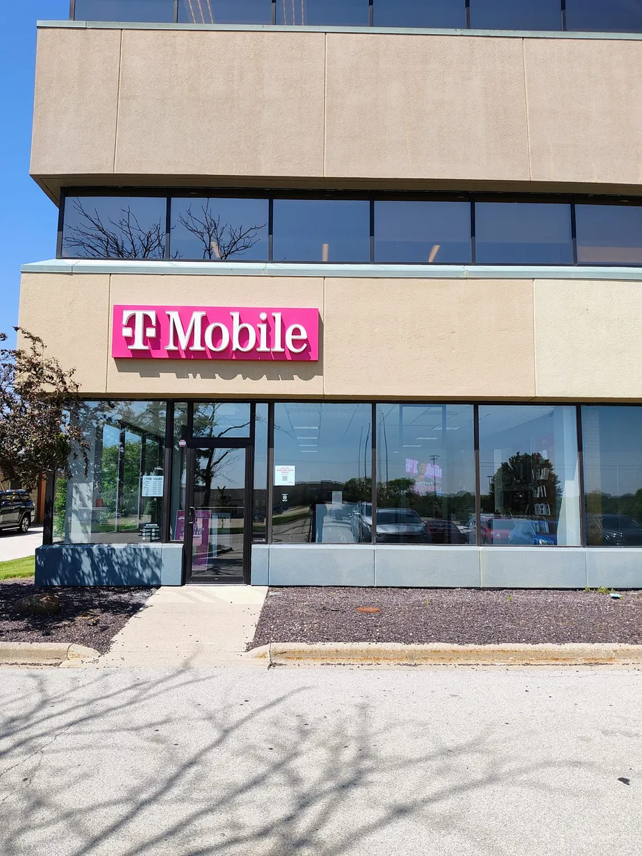 Foto del exterior de la tienda T-Mobile en Sterling & Rockwood-Peoria, Peoria, IL