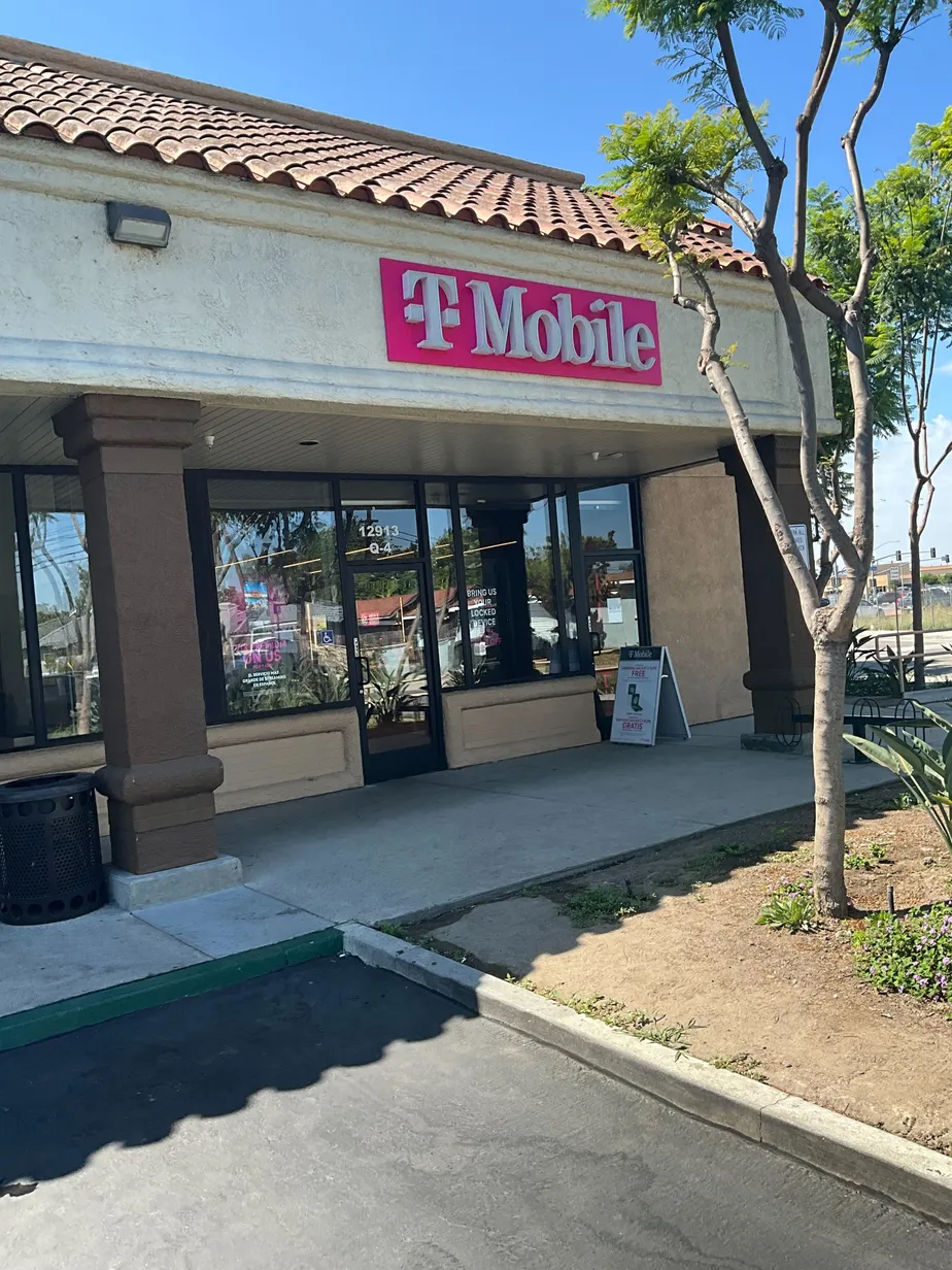 Foto del exterior de la tienda T-Mobile en Harbor & Buaro, Garden Grove, CA