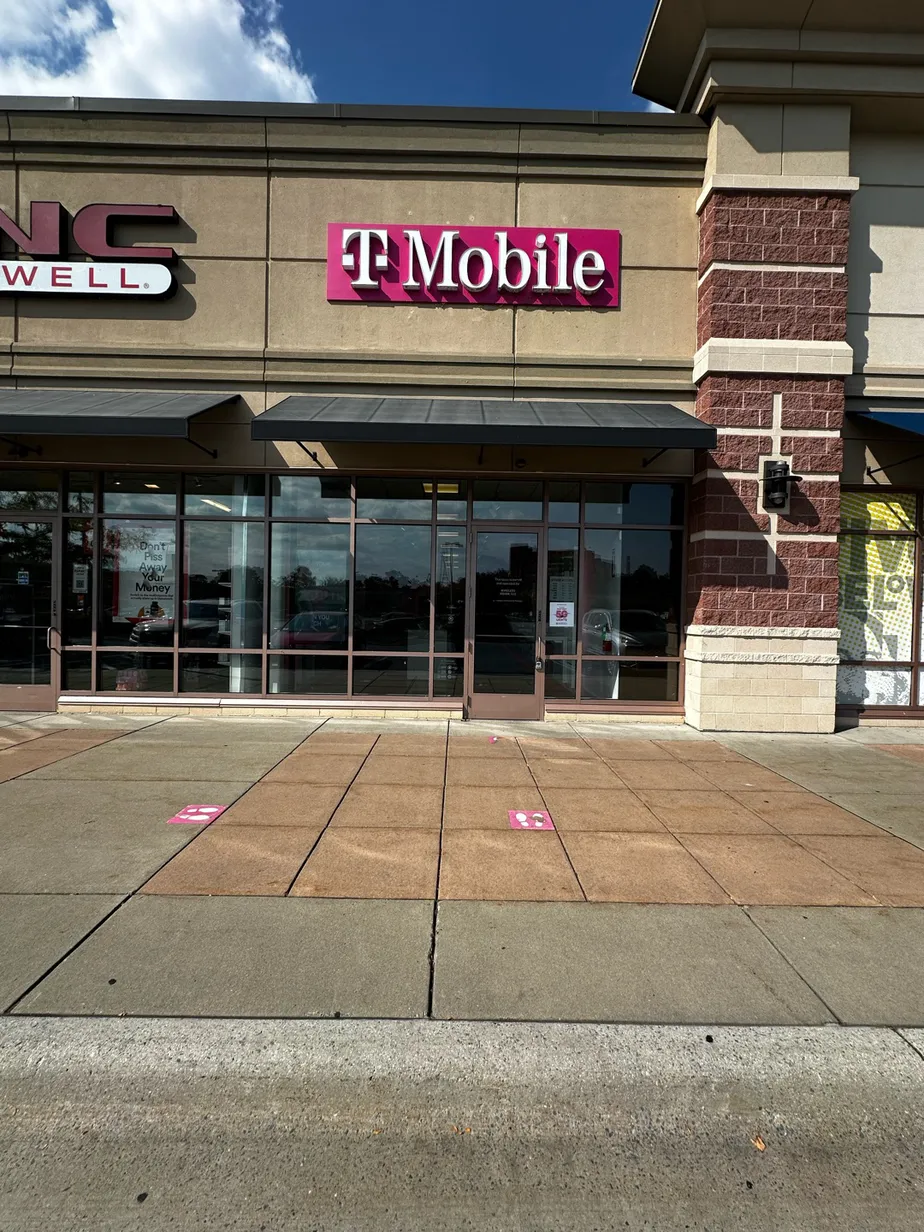  Exterior photo of T-Mobile Store at High Pointe Commons, Harrisburg, PA 
