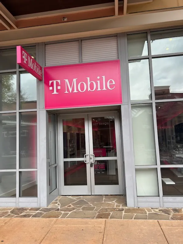 Foto del exterior de la tienda T-Mobile en Shops At La Cantera, San Antonio, TX