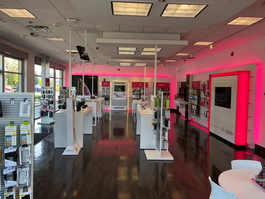 Foto del interior de la tienda T-Mobile en 15th St. SW & Industry Dr., Auburn, WA