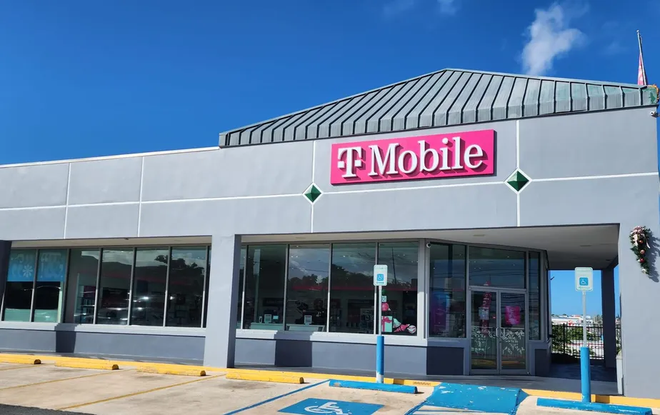 Exterior photo of T-Mobile Store at Plaza Bayamon, Bayamon, PR