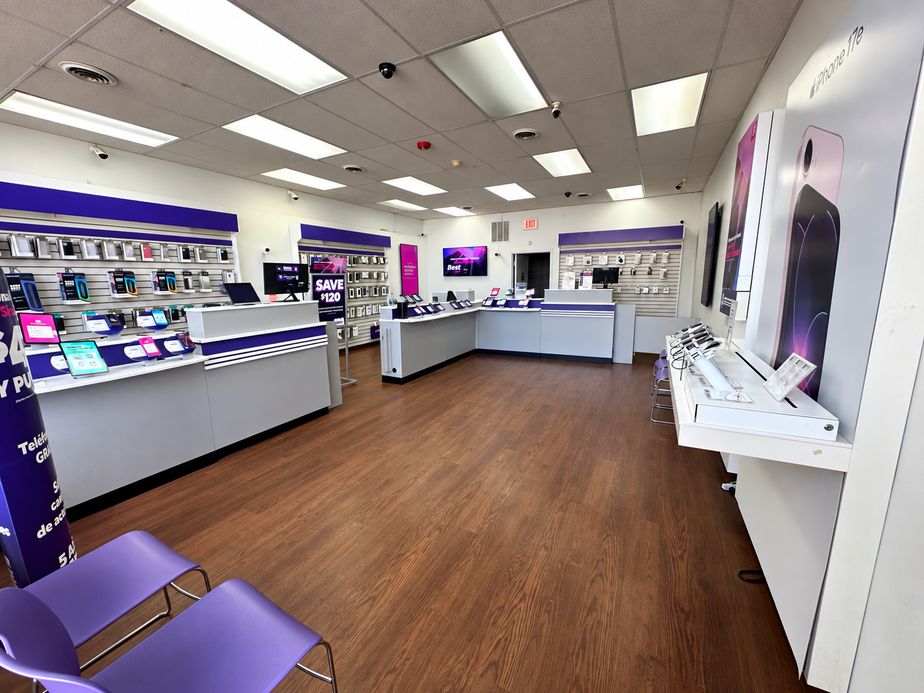 Metro by T-Mobile 3103 W 9th St - 3103 W 9th St
