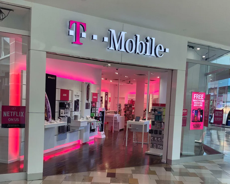 Exterior photo of T-Mobile store at Brandon Town Center 3, Brandon, FL