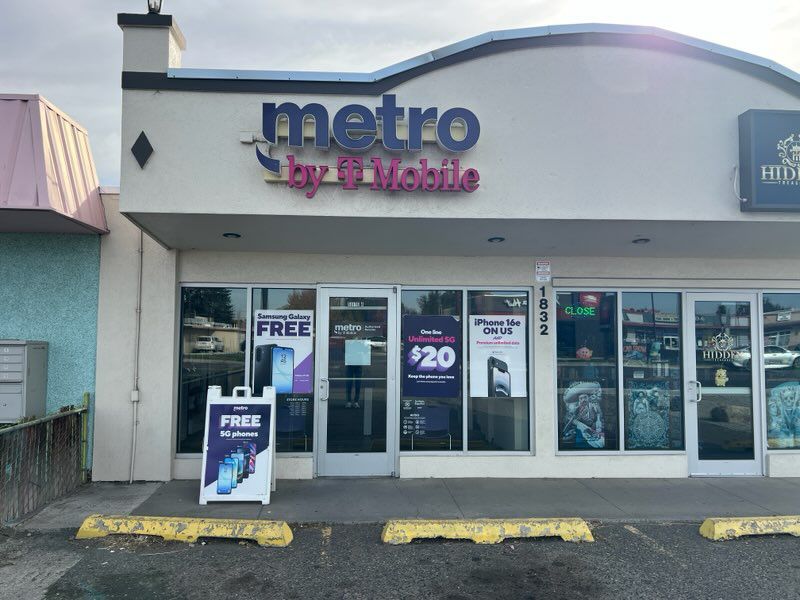 Metro by T-Mobile 1832 W Court St - 1832 W Court St 