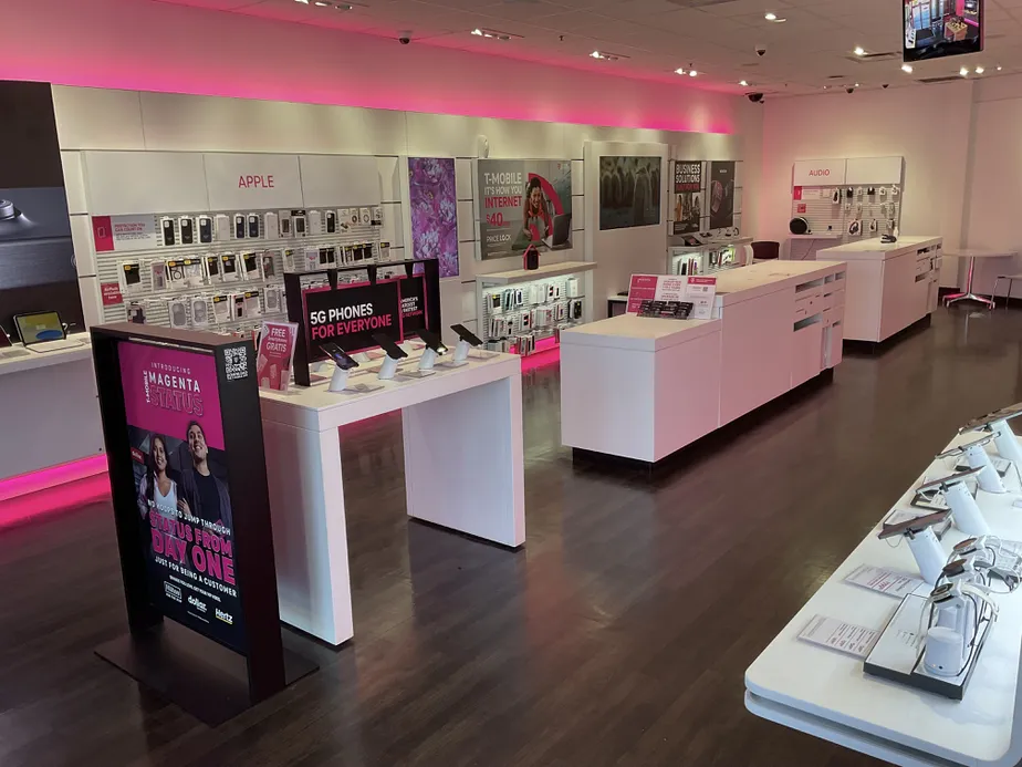 Foto del interior de la tienda T-Mobile en East West Connector & Austell, Austell, GA