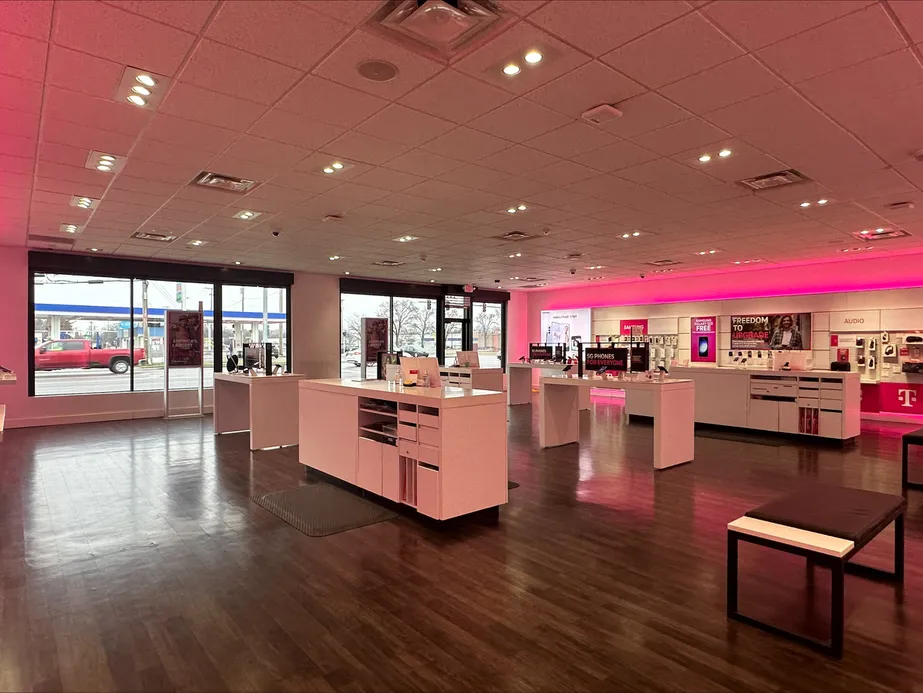  Interior photo of T-Mobile Store at Alexis & Lewis, Toledo, OH 
