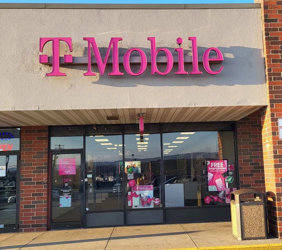  Exterior photo of T-Mobile Store at Country Side Plz & Countryside Plz, Mt Pleasant, PA 