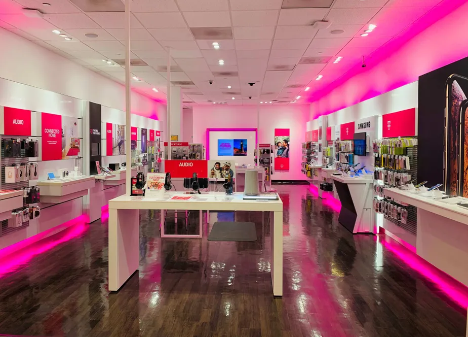 Foto del interior de la tienda T-Mobile en Annapolis Mall, Annapolis, MD