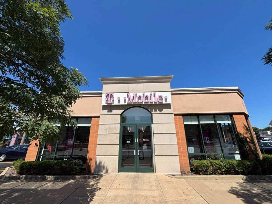 Exterior photo of T-Mobile Store at Western & Ainslie, Chicago, IL