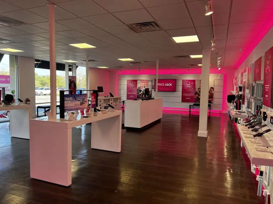 Foto del interior de la tienda T-Mobile en S Sr 19 & St Johns Ave, Palatka, FL
