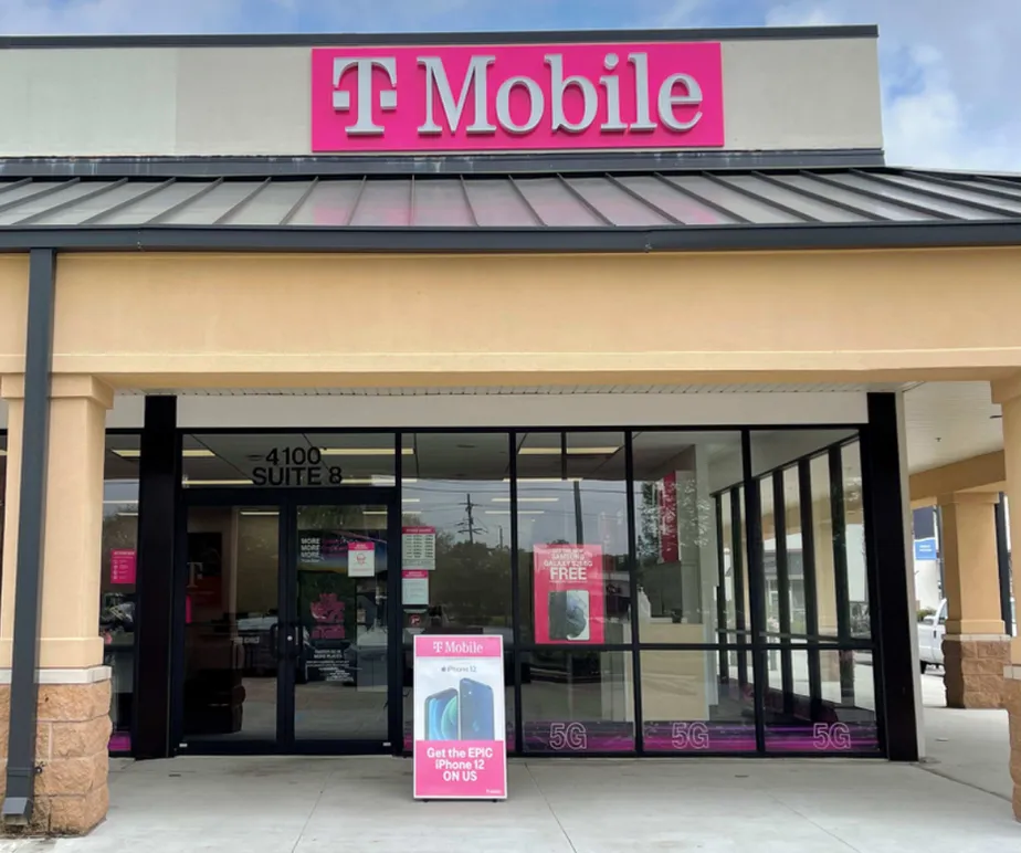  Exterior photo of T-Mobile Store at Algiers Plaza, New Orleans, LA 