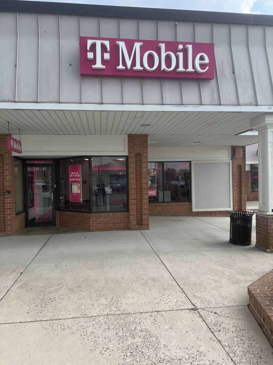 Exterior photo of T-Mobile Store at Marlboro Ave & Easton Pkwy, Easton, MD