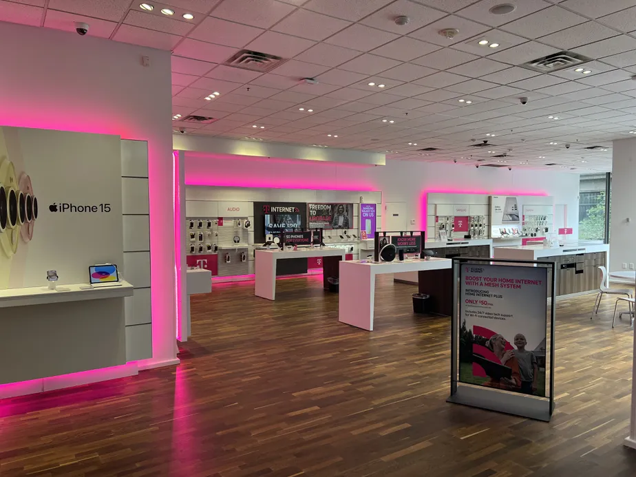 Foto del interior de la tienda T-Mobile en IDS Crystal Court, Minneapolis, MN