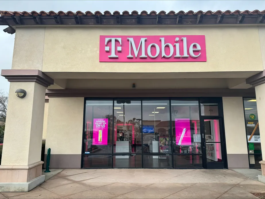 Foto del exterior de la tienda T-Mobile en Camarillo Town Center, Camarillo, CA