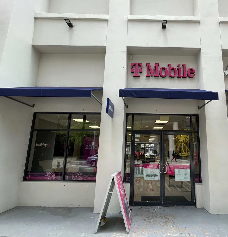 Foto del exterior de la tienda T-Mobile en Shoppes Of Brickell Village, Miami, FL