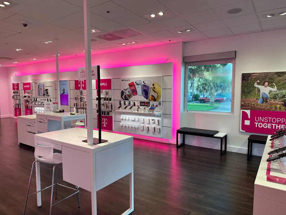 Foto del interior de la tienda T-Mobile en Jax Beach, Jacksonville, FL