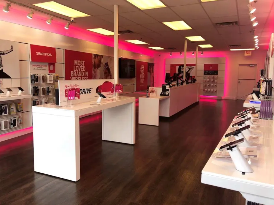 Foto del interior de la tienda T-Mobile en Fawcett Rd & Post Blvd, Avon, CO