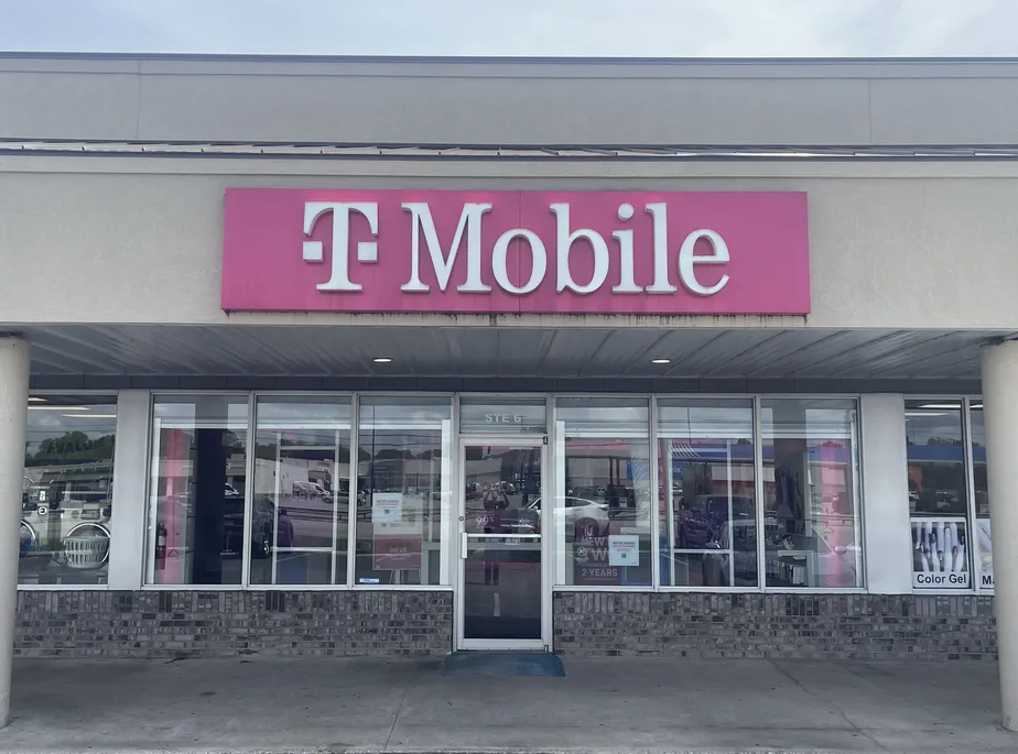  Exterior photo of T-Mobile Store at Avalon & Broadway, Muscle Shoals, AL 